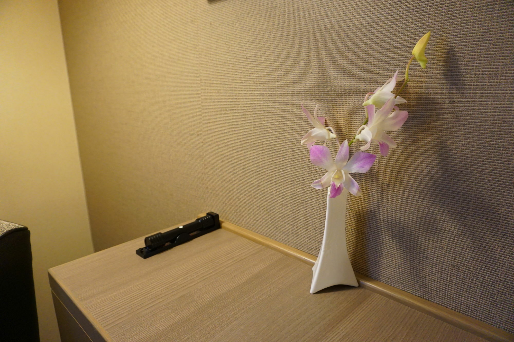 Hotel Nikko Fukuoka Fukuoka  Exterior photo A vase of flowers in a hotel room